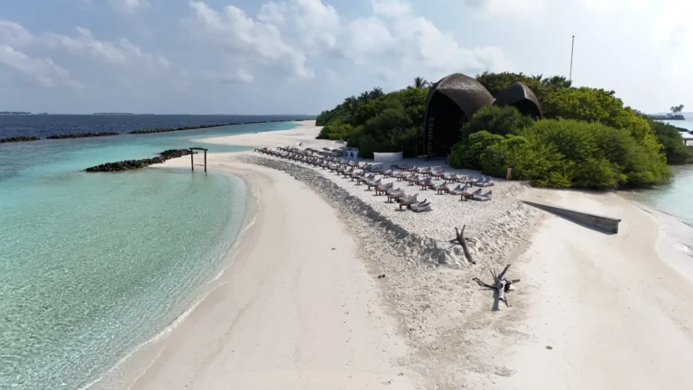Niva Dhigali Maldives beach, lagoon and tropical greenery