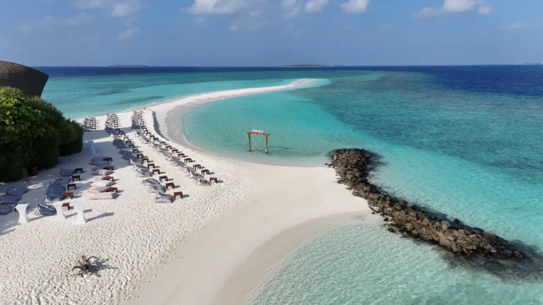 Niva Dhigali Maldives beach with swing, white sand and turquoise lagoon