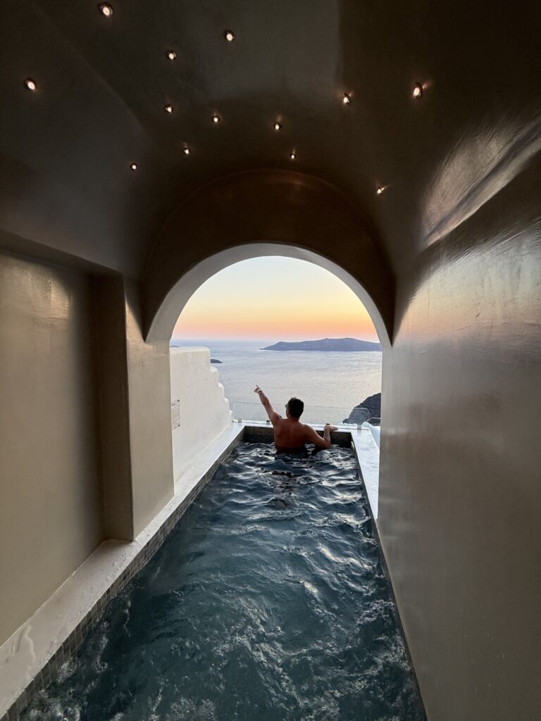Private infinity pool and caldera view